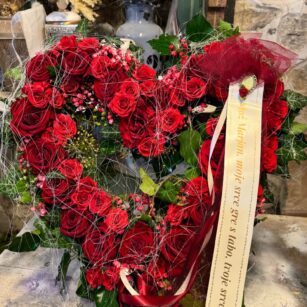 Žarni venec z vrtnicami rdeče srce